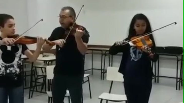 Aula com metodologia Suzuki